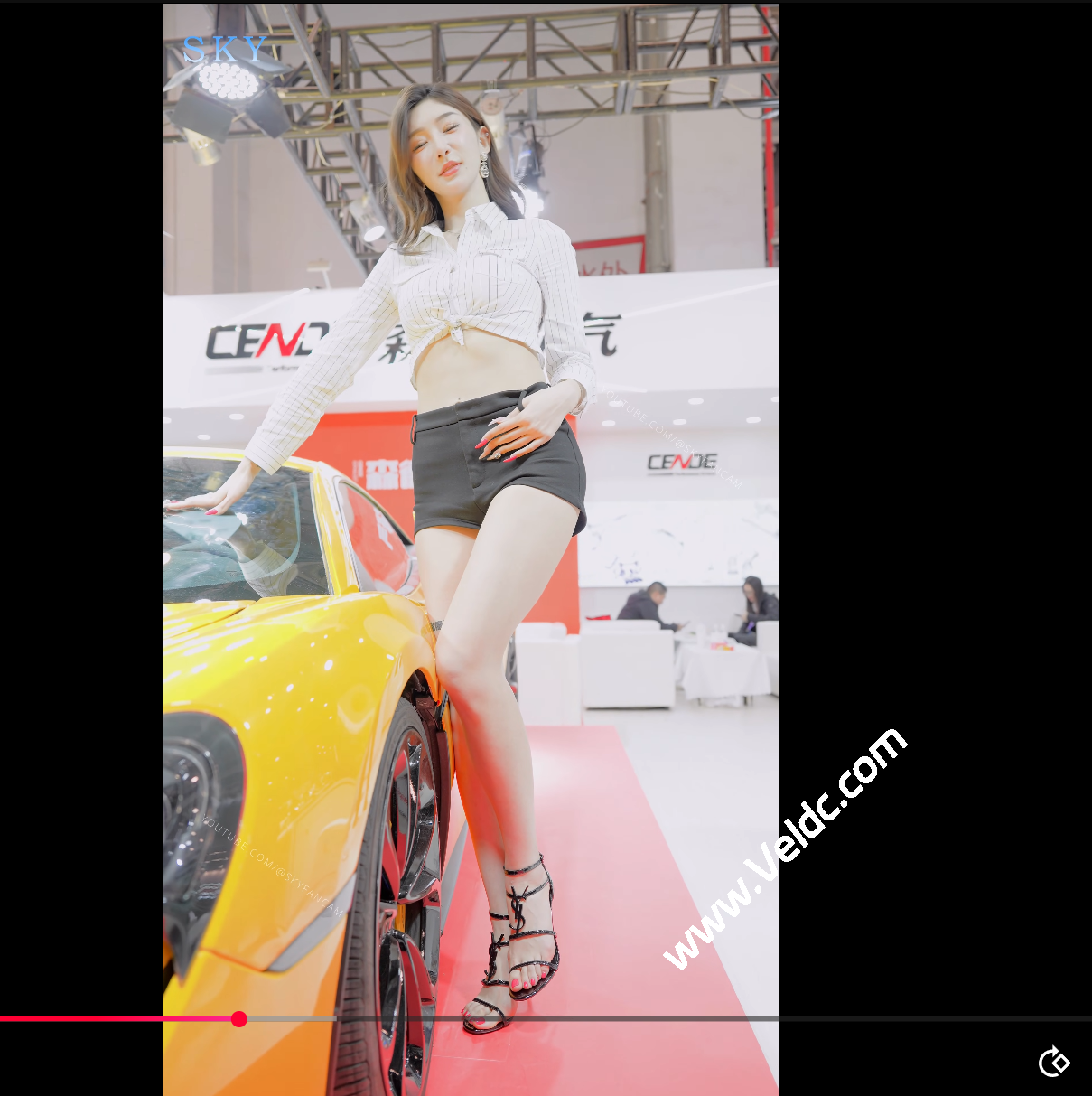 通过油猴(Tampermonkey)安装 “YouTube Rotate 90°” 脚本,让油管支持视频画面旋转