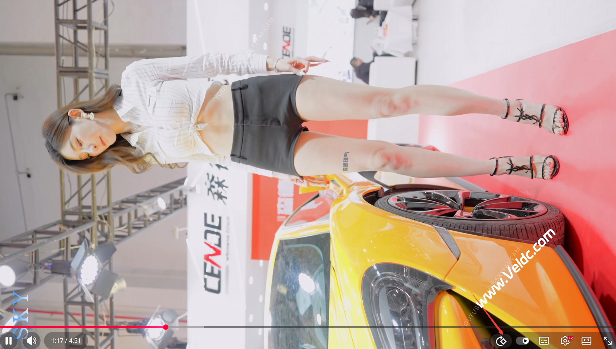 通过油猴(Tampermonkey)安装 “YouTube Rotate 90°” 脚本,让油管支持视频画面旋转